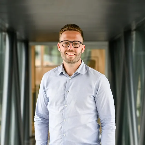 Man in licht overhemd met bril