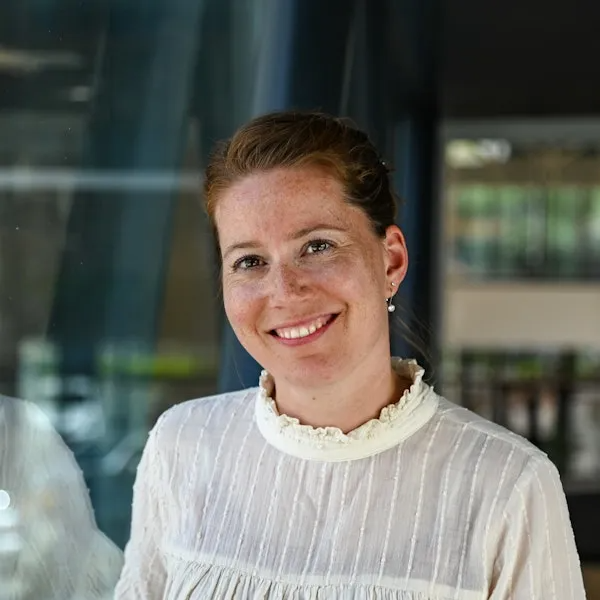 Vrouw met bruin haar in witte blouse