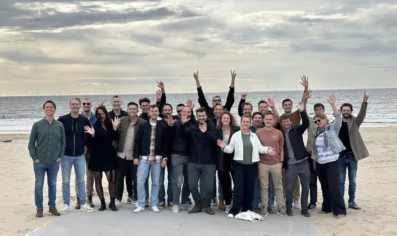 Groepsfoto op het strand