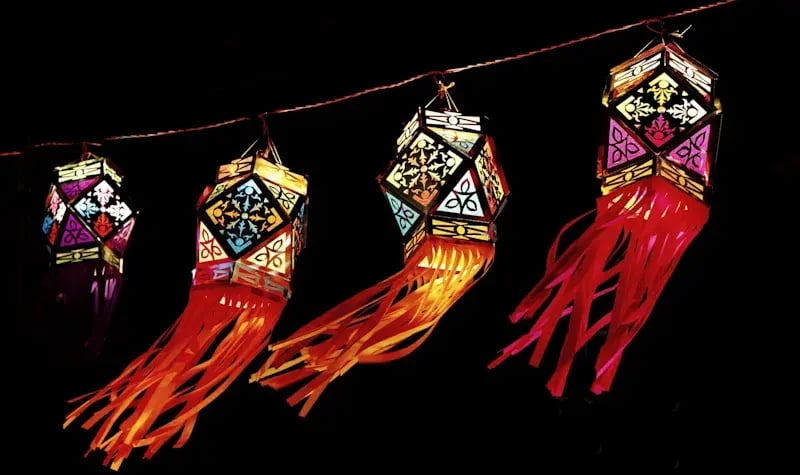 4 lanterns in het donker