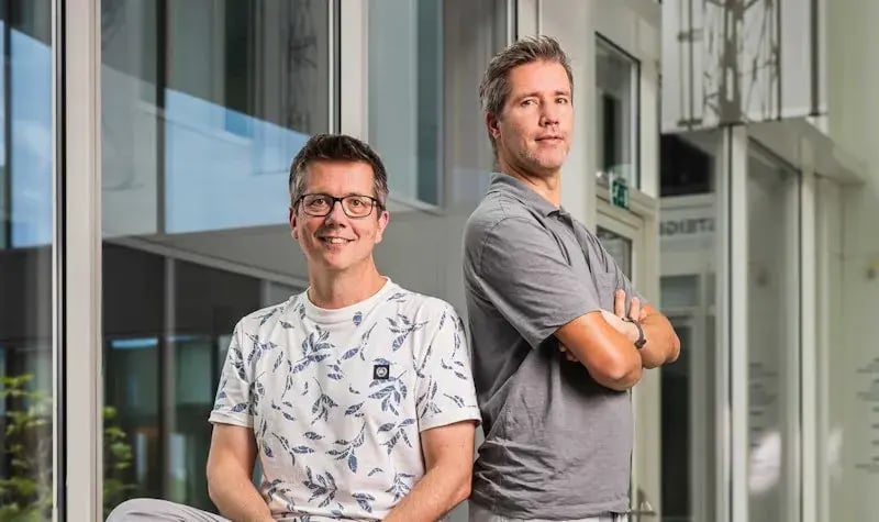 Portrait van Emiel en Paul die naast elkaar staan