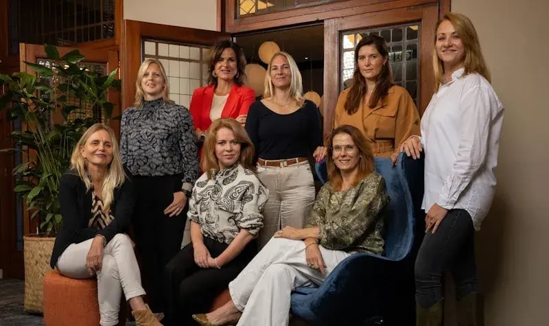 Groepfoto van 8 vrouwen