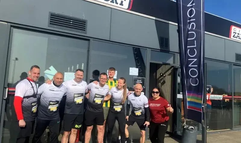 Collega's in Conclusion tenue op het Zandvoort Circuit voor de run