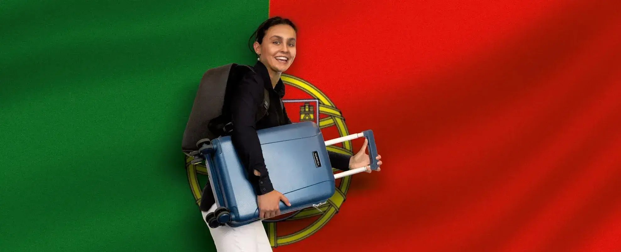 Lachende reiziger met koffer