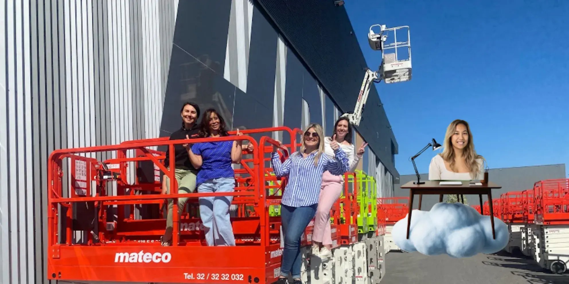 Teamleden poseren lachend op een rode hoogwerker voor een bedrijfsgebouw.