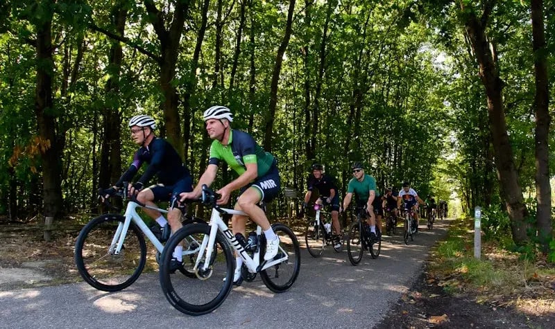 Collega's die op de fiets die mee doen met de Tour de Conclusion