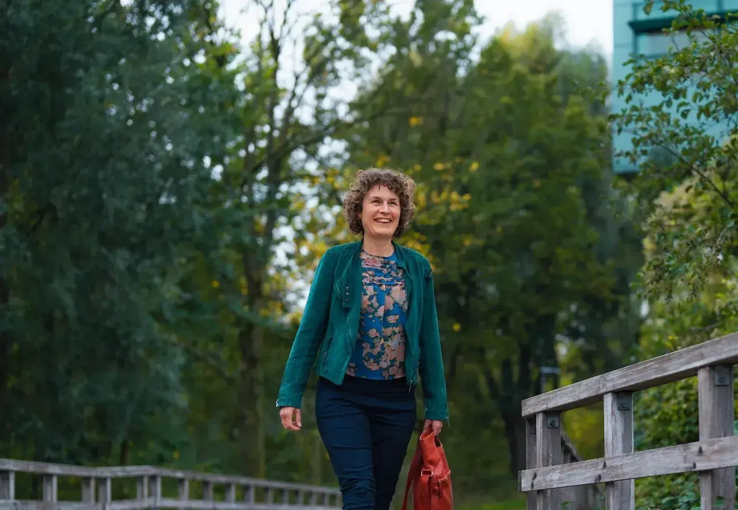 Vrouw loopt buiten in groene omgeving