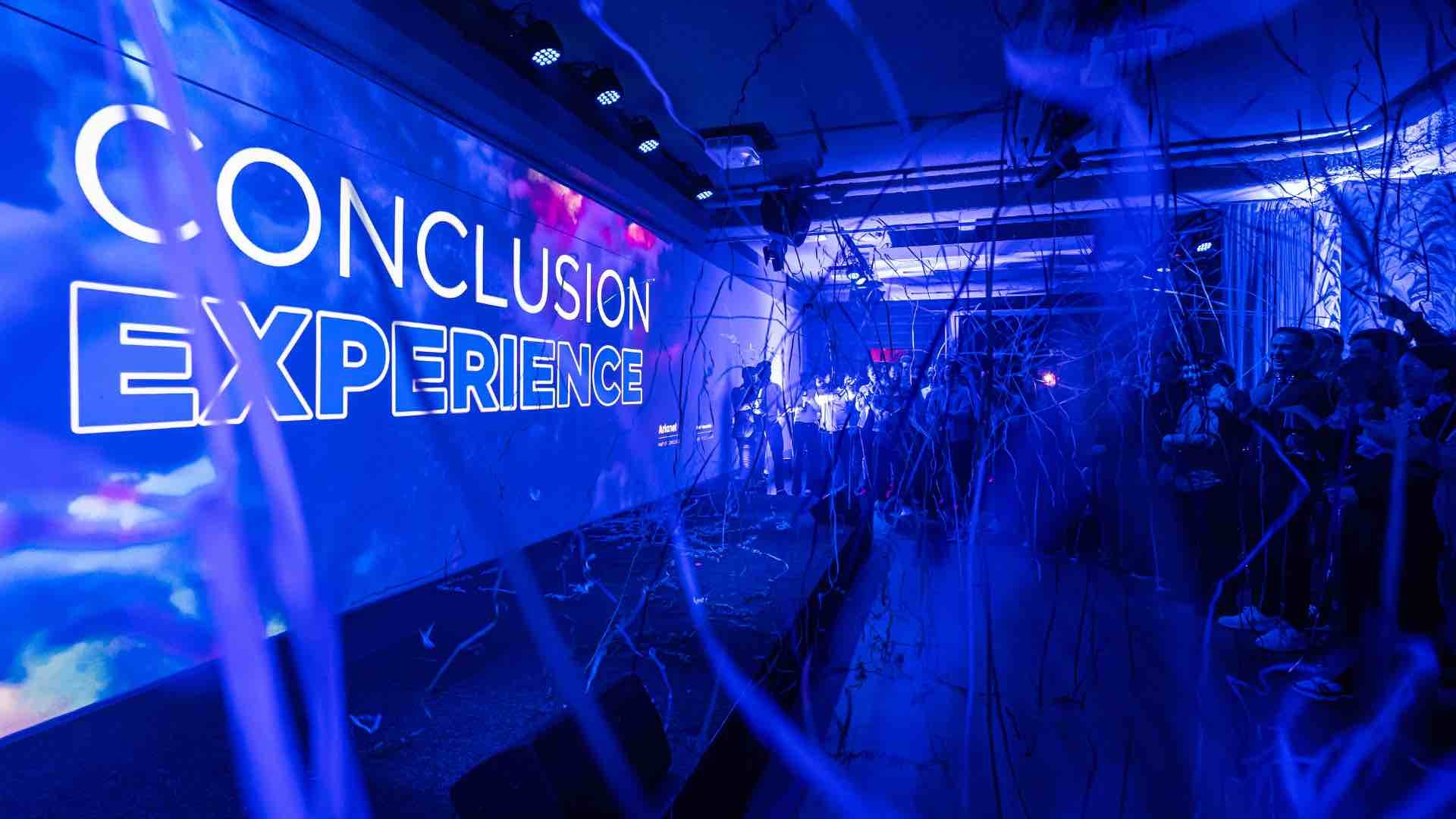 Blauw verlichte scène met het logo 