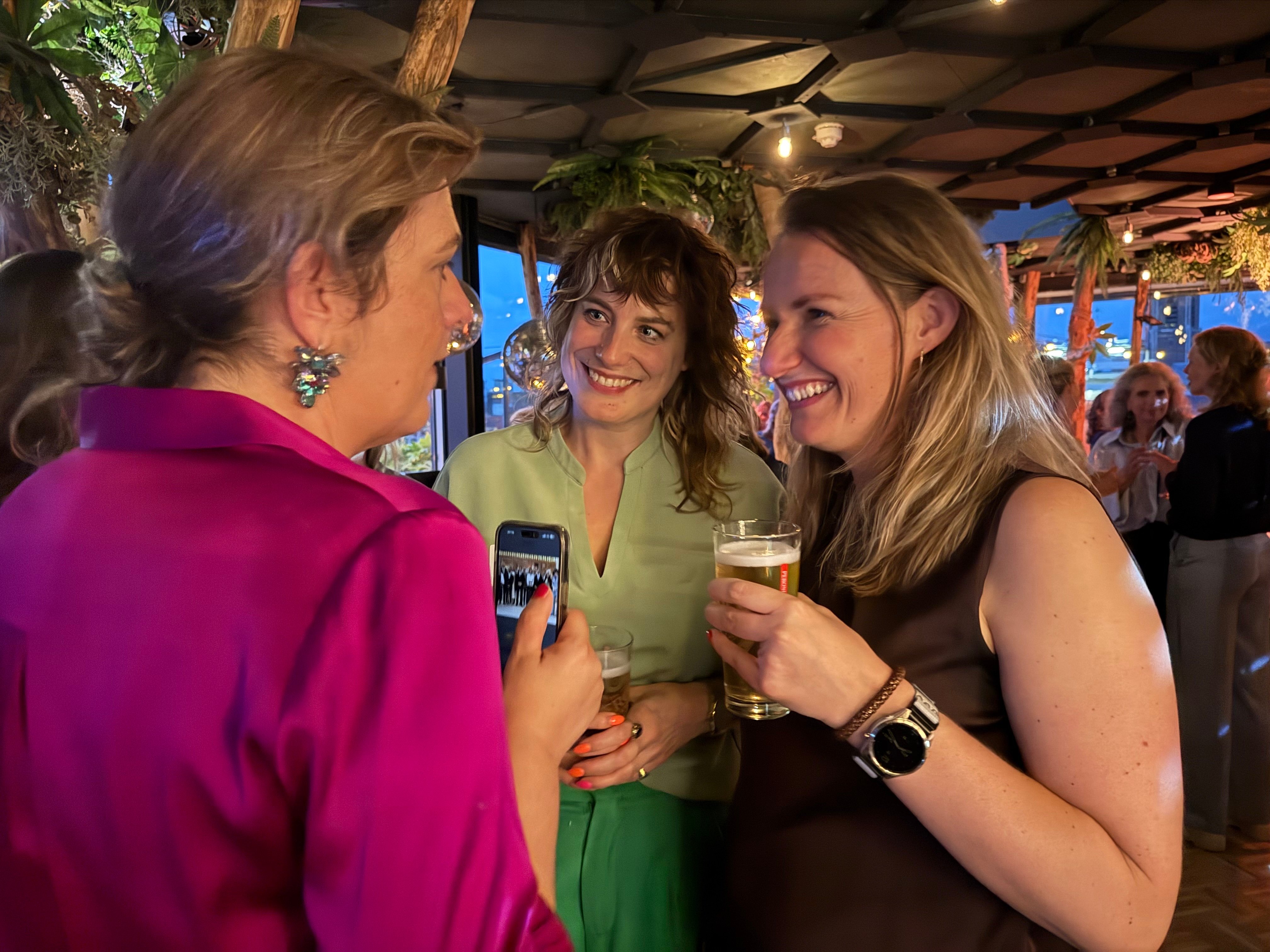 Vrouwen in gesprek op de Prinsessenborrel