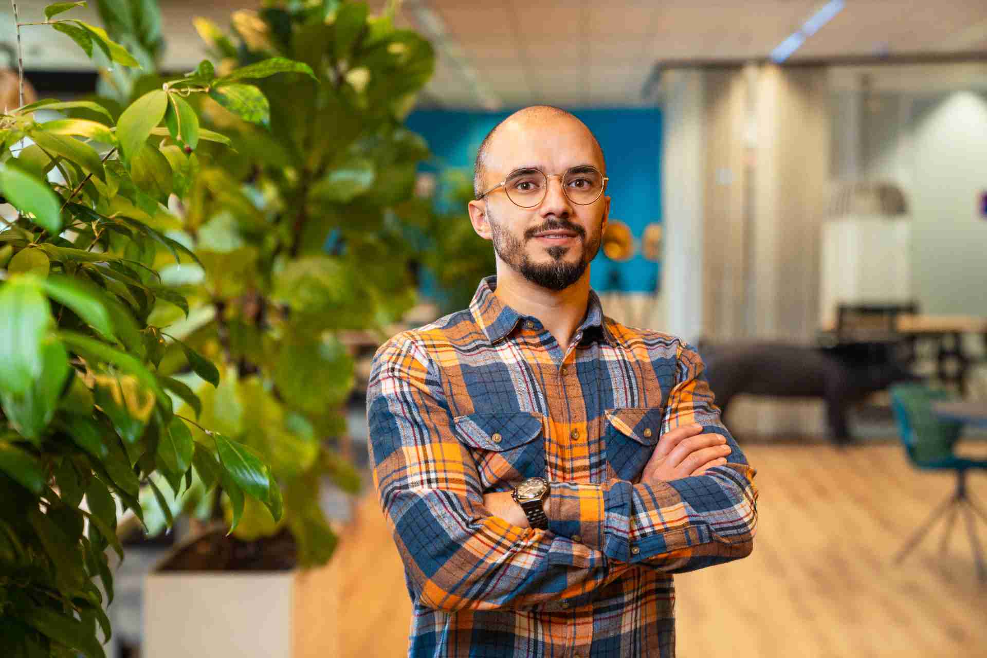 Man met handen over elkaar