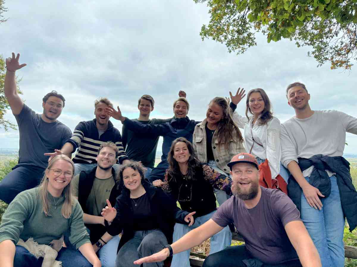 Groepsfoto van vrolijke mensen die buiten zijn