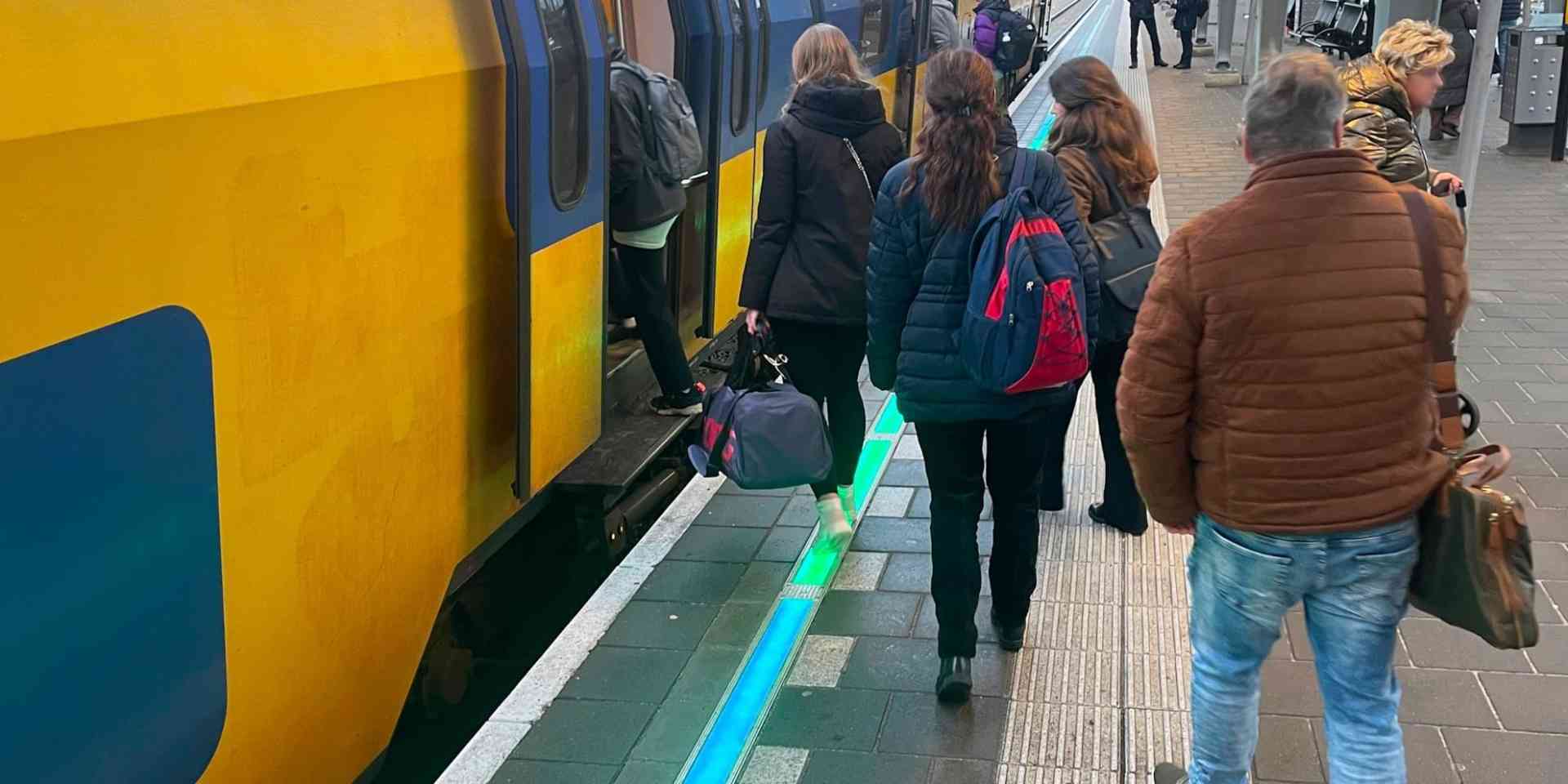 Mensen stappen de trein in