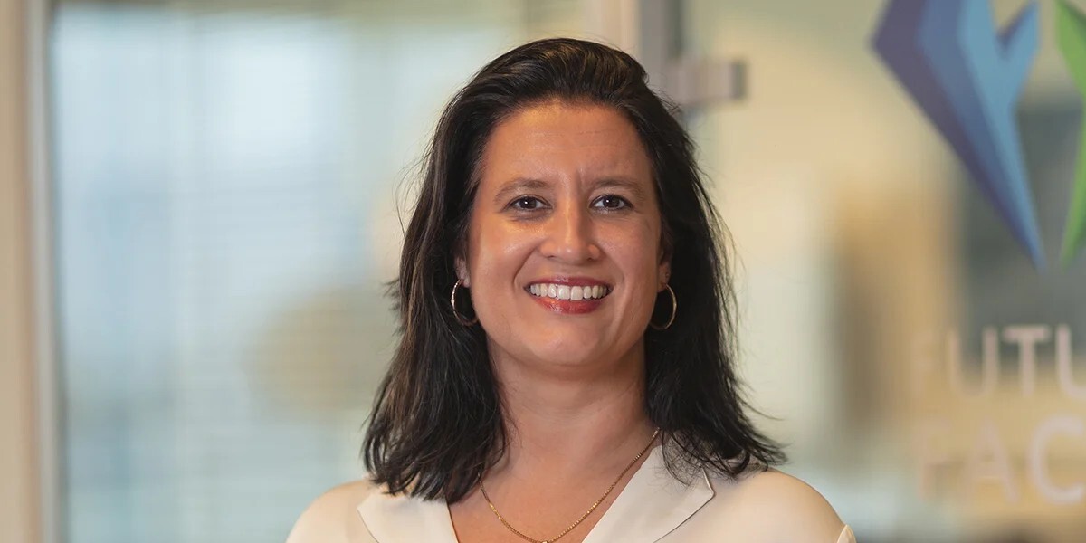 Vrouw kijkt in camera.