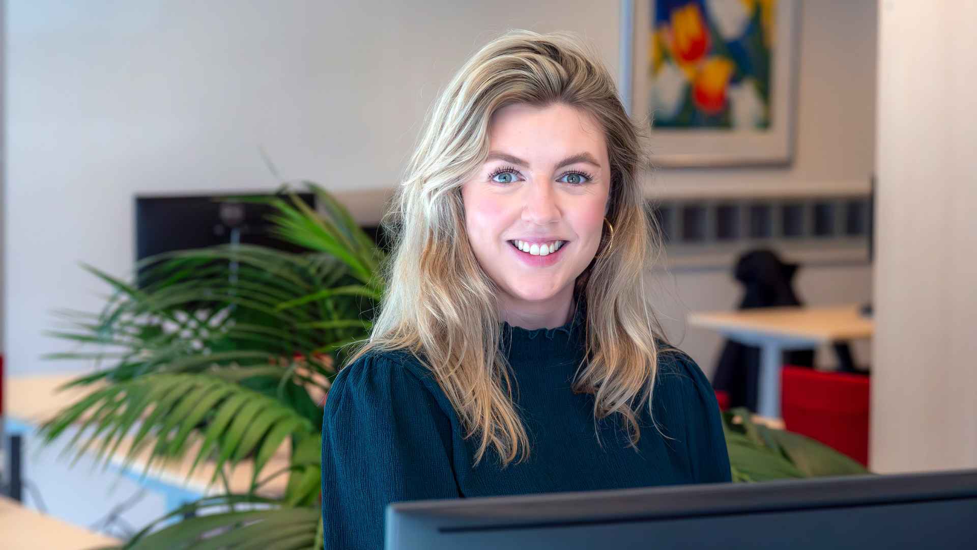 Vrouw kijkt in camera.