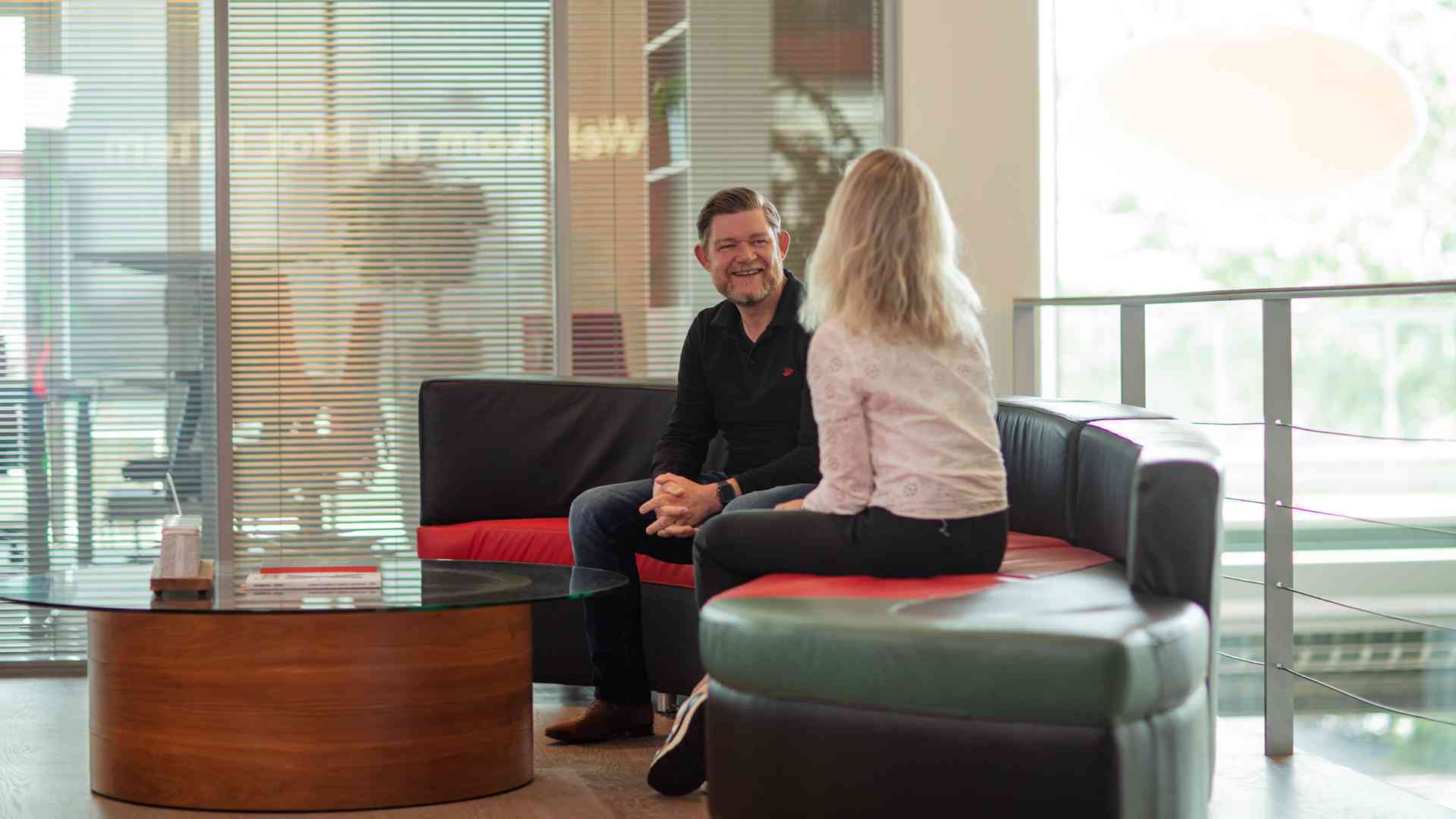 Man en vrouw zitten op de bank.