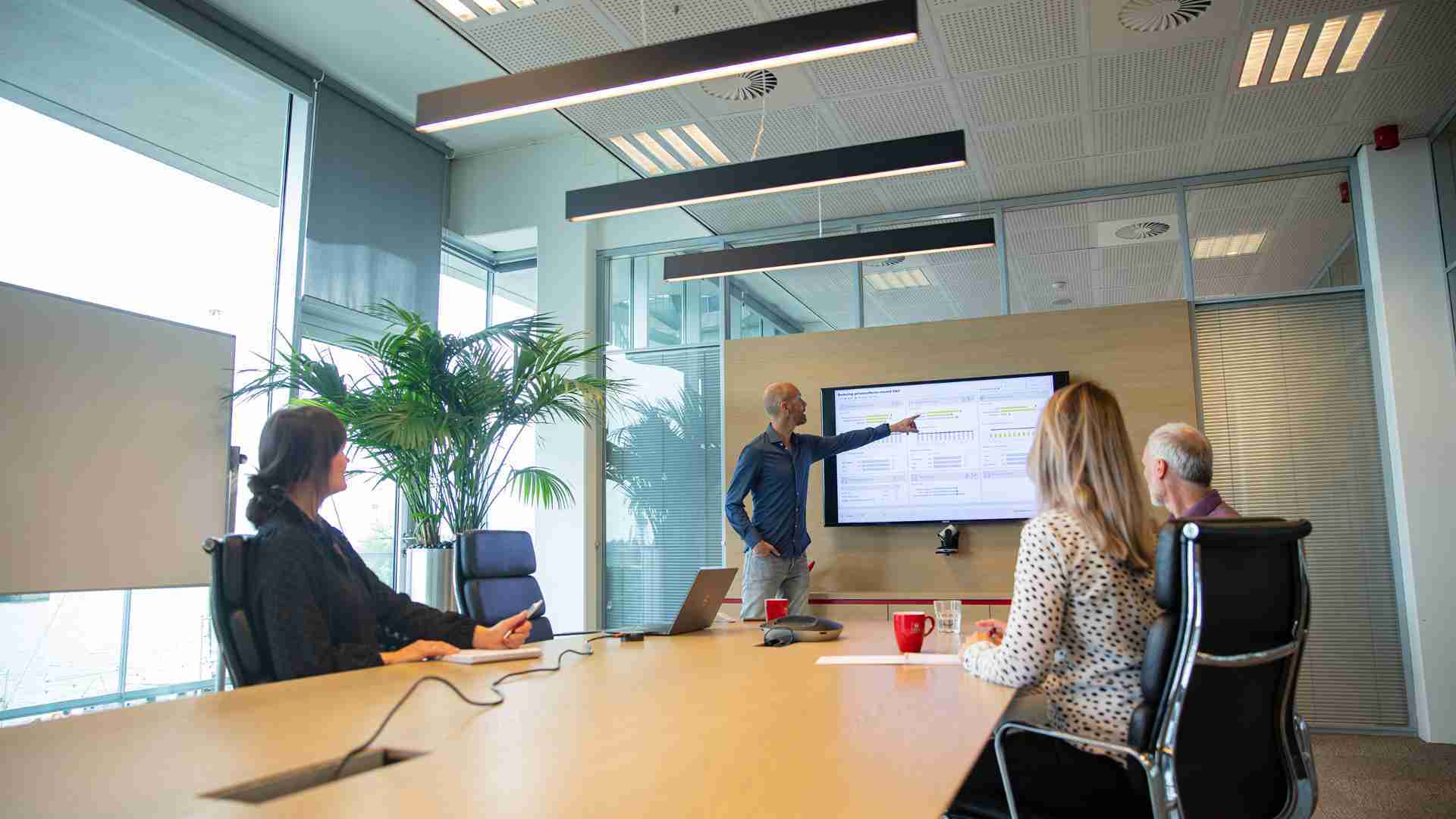 Groepje collega's kijkt naar scherm.