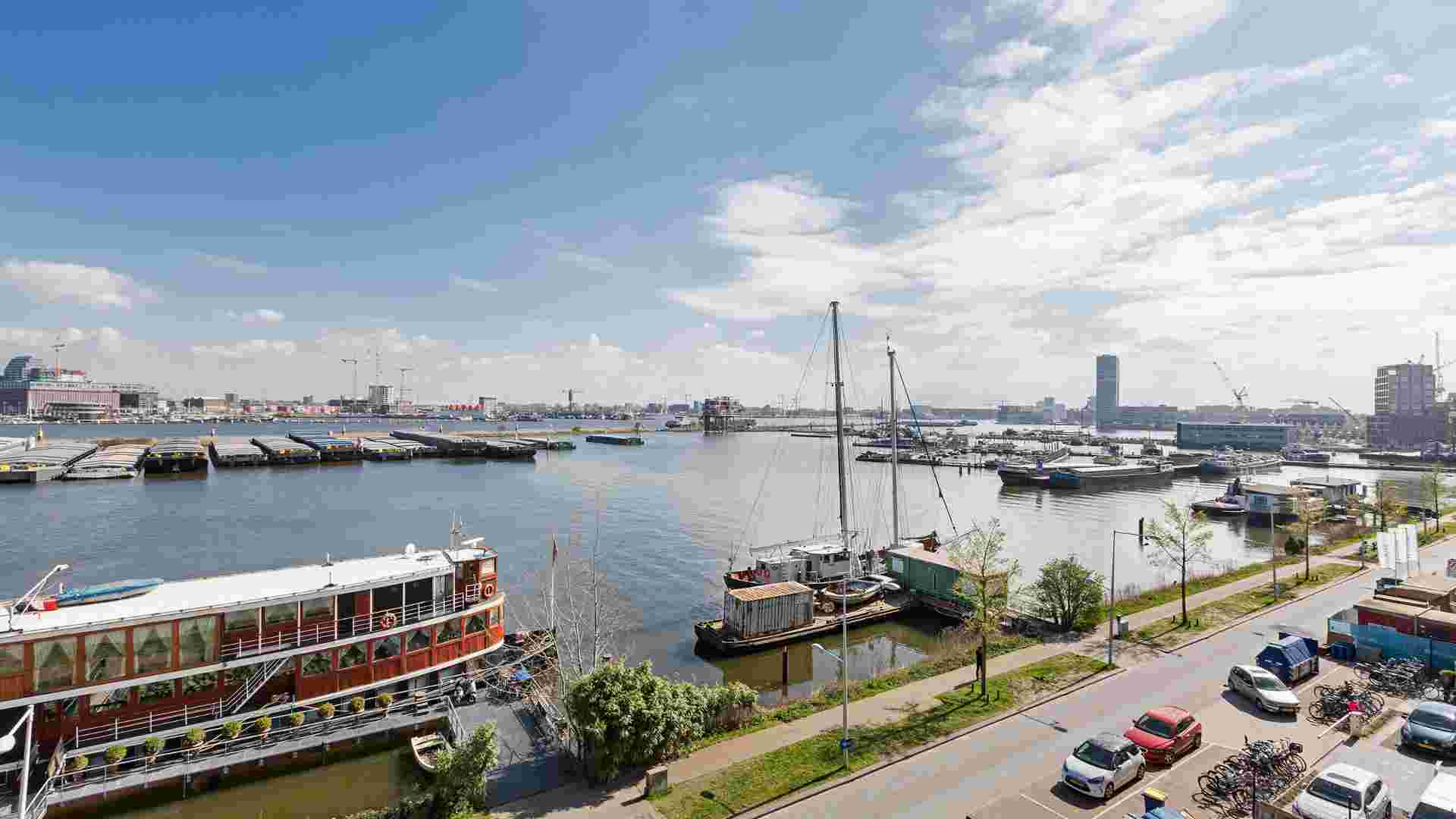 Uitzicht op water met bootjes.