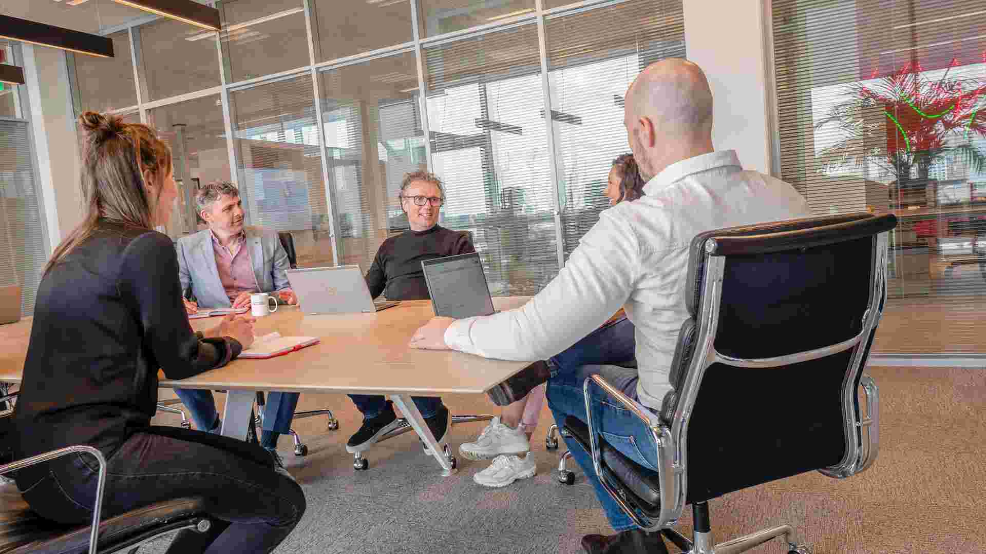 Groepje mensen aan tafel.