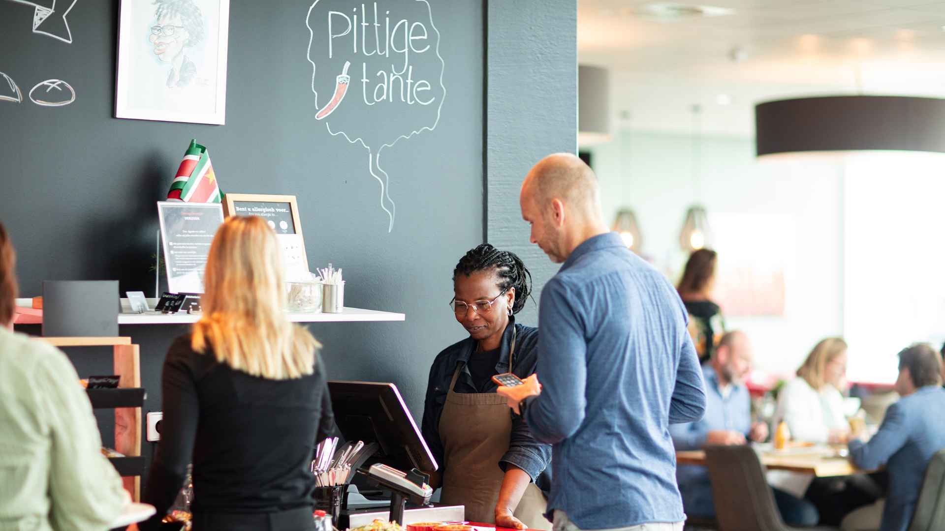 Man rekent iets af in bedrijfskantine.