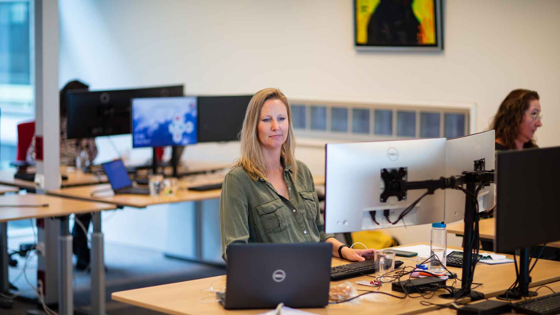 Vrouw kijkt in camera.