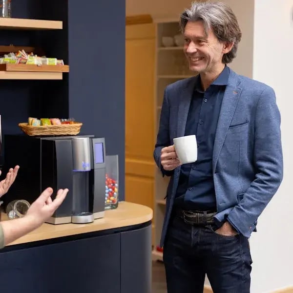 Man bij koffieapparaat