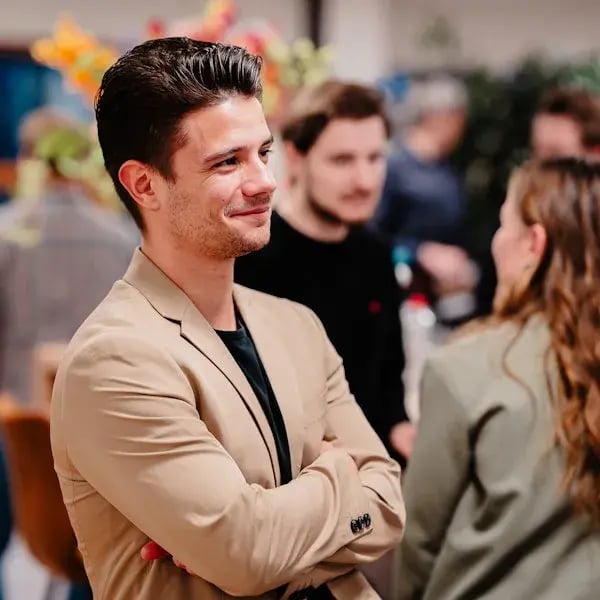 Man lacht met armen over elkaar