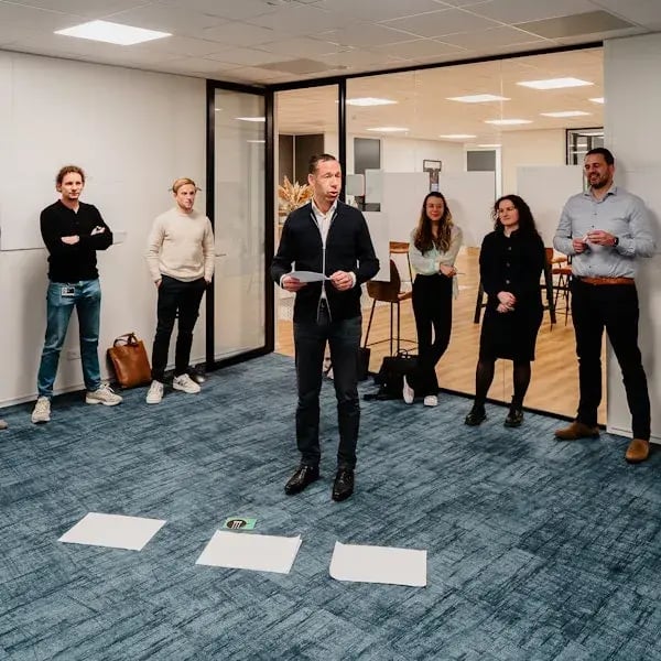 Man presenteert met blaadje in z'n hand