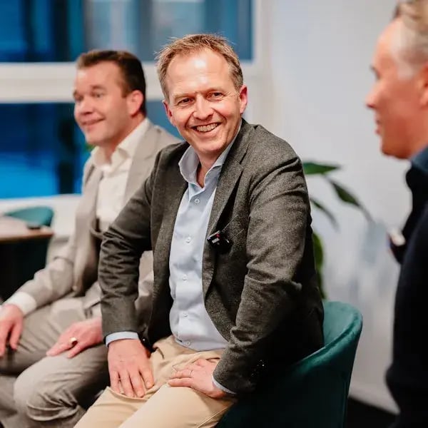 Man in publiek lacht