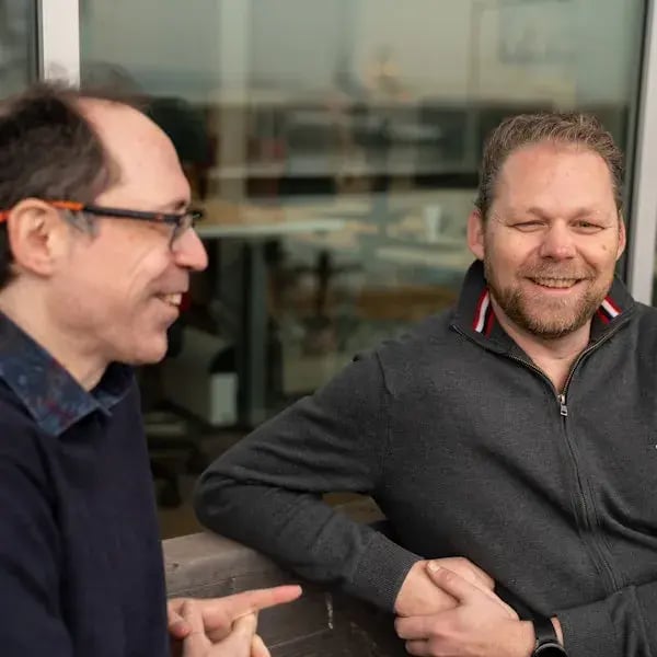 Bastiaan Sjardin en Paul de Metter lachen