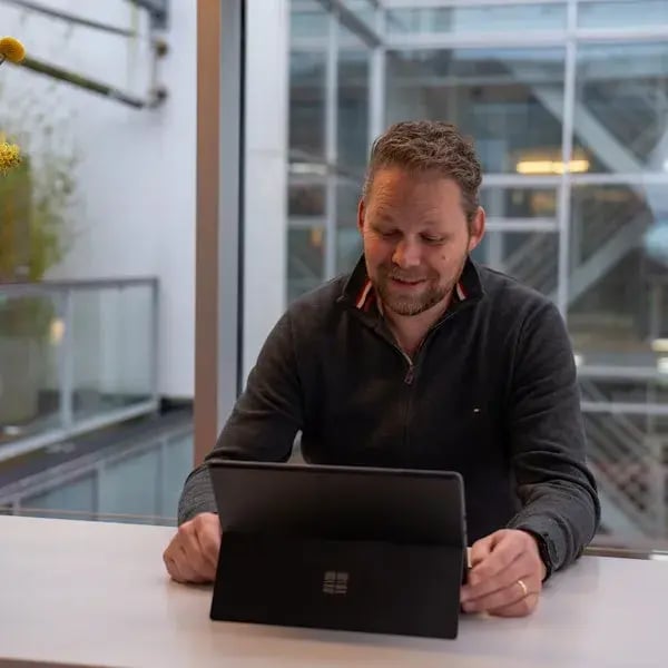 Paul de Metter achter laptop