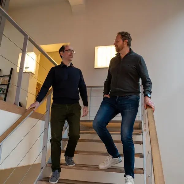 Bastiaan Sjardin en Paul de Metter op de trap