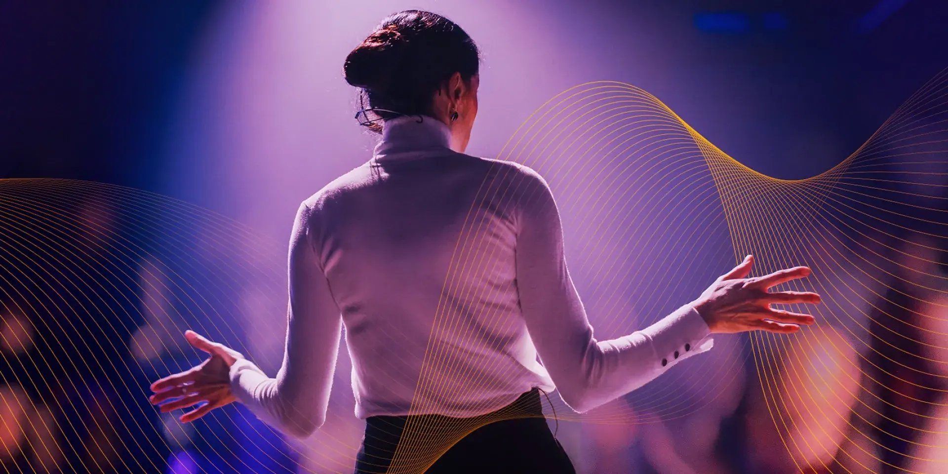 Rug van vrouw met open armen.