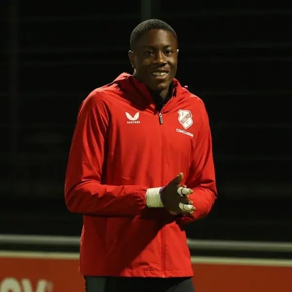 Laolu op het veld in rood FC Utrecht vest