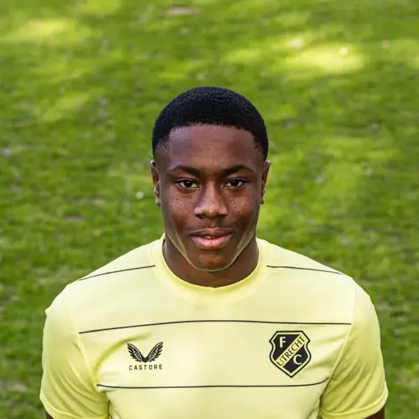 Laolu in geel fc utrecht tenue