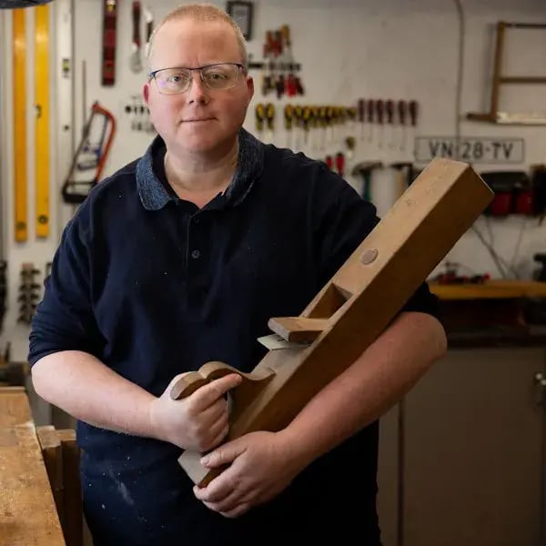 Bjorn Koopmans met houtwerk in zijn hand