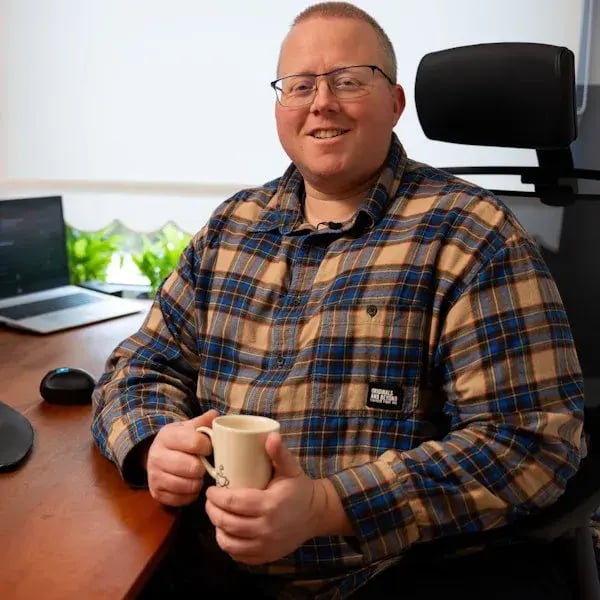 Bjorn Koopmans achter zijn bureau