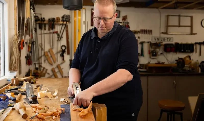 Bjorn koopmans aan het schaven