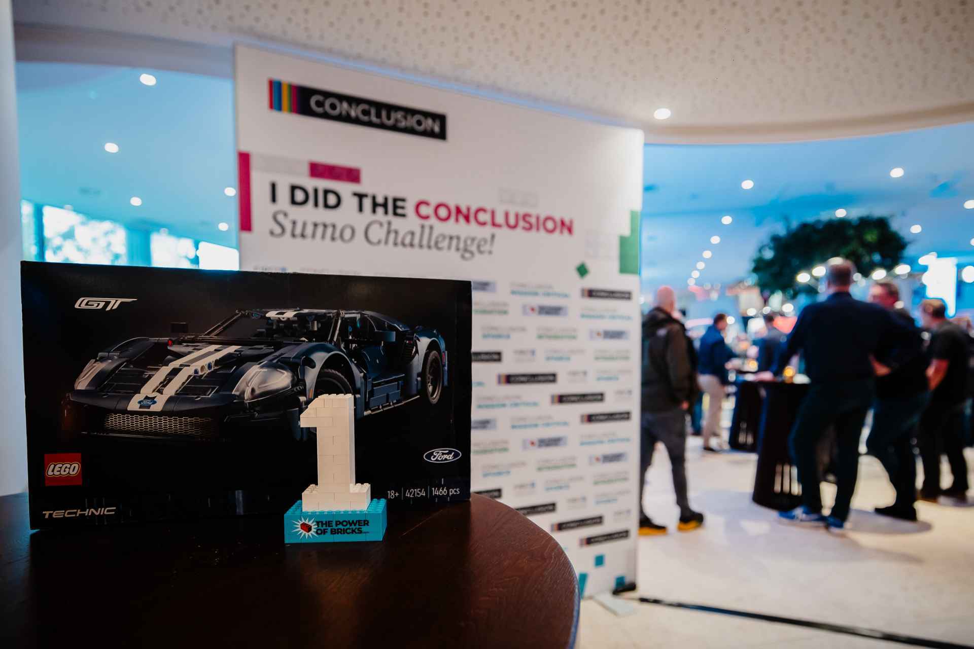 mensen op een beurs.