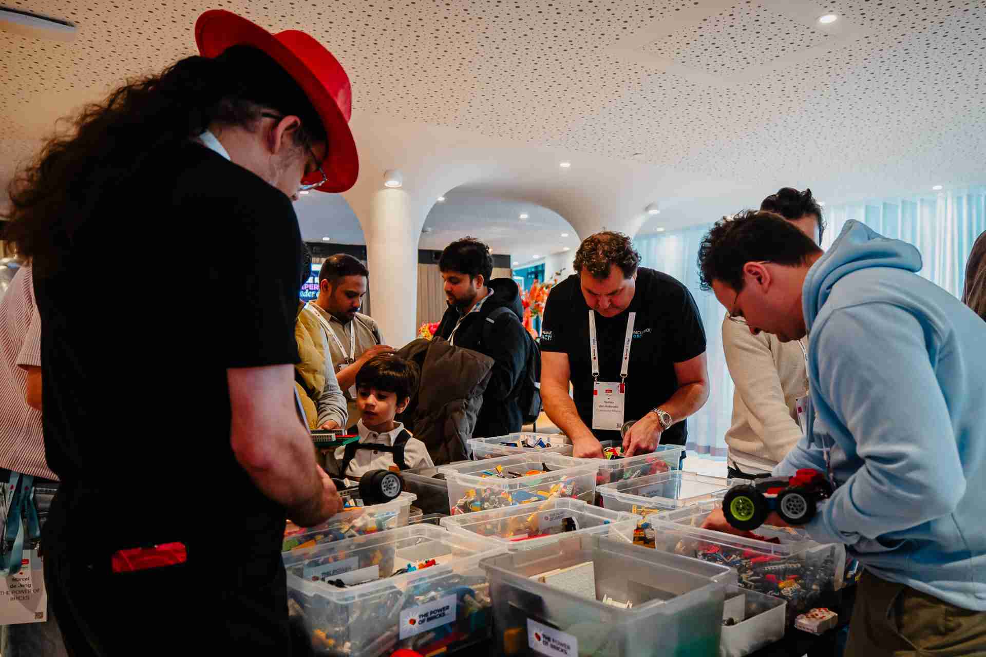 Mannen bij bakjes lego.