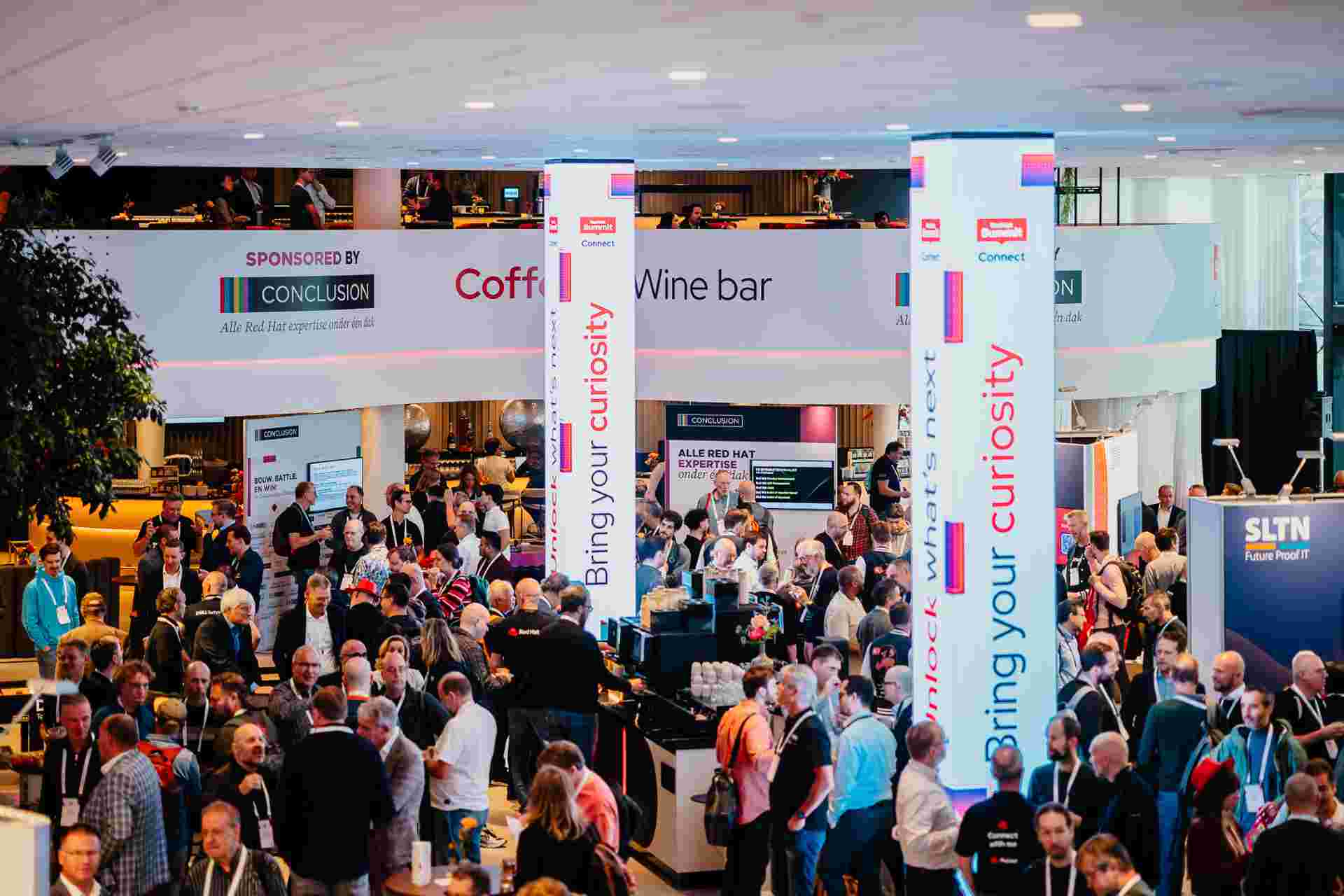 Beursvloer met mensen van boven gezien.