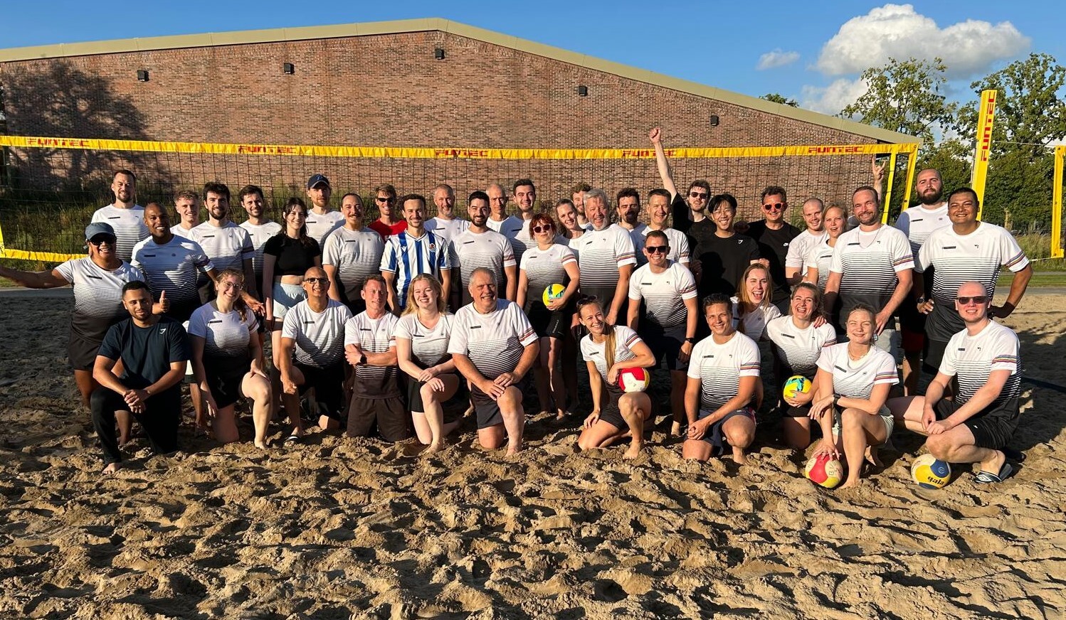 Groepsfoto bij een volleybal net