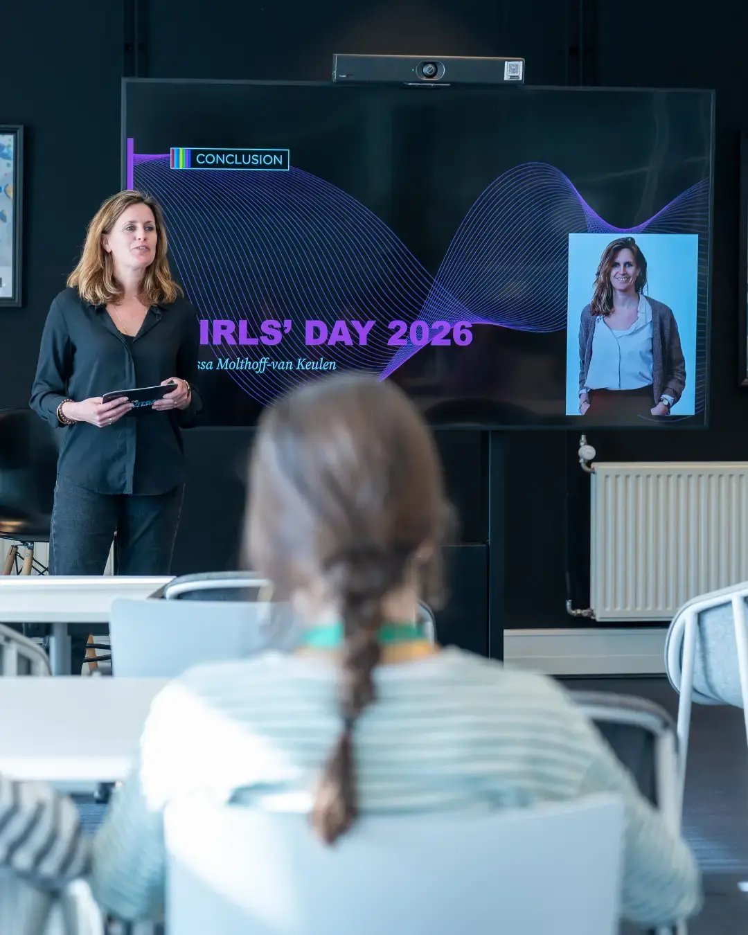 Vrouw die presenteert.