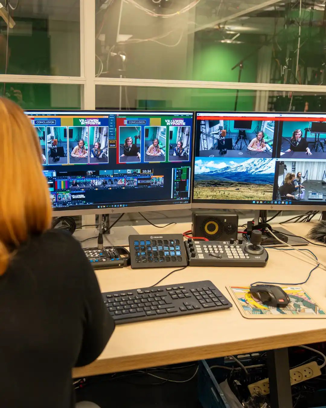 Schermen in een studio.