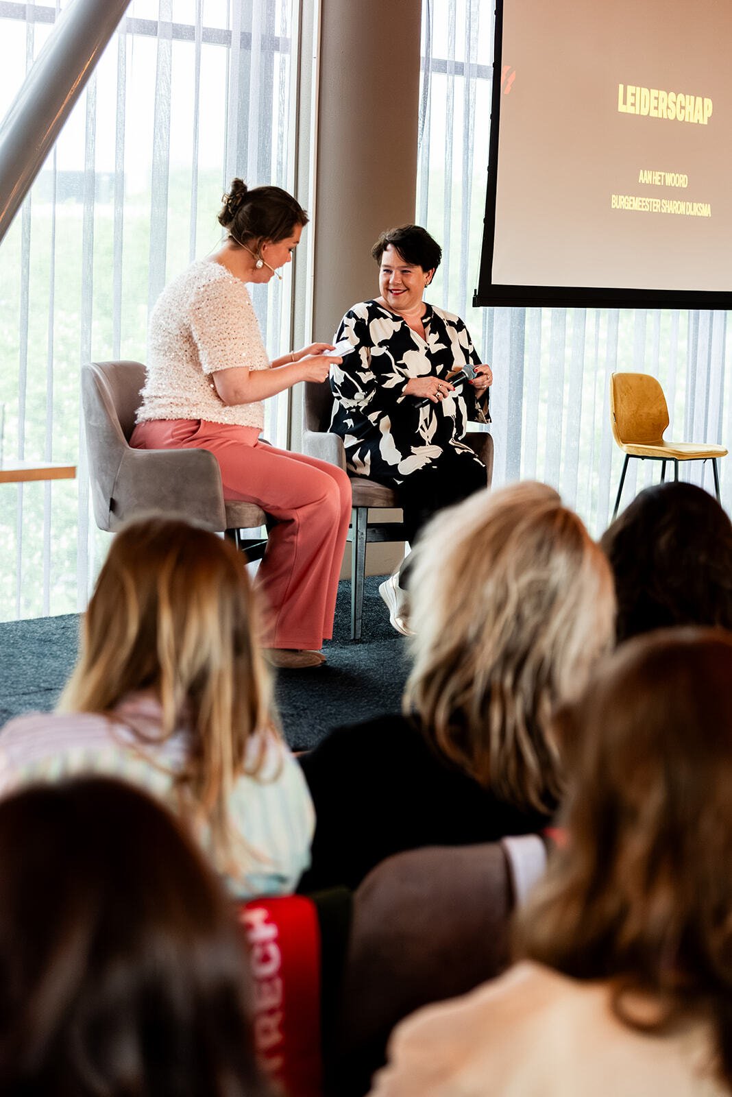 Burgemeester Sharon Dijksma in gesprek met vrouw.