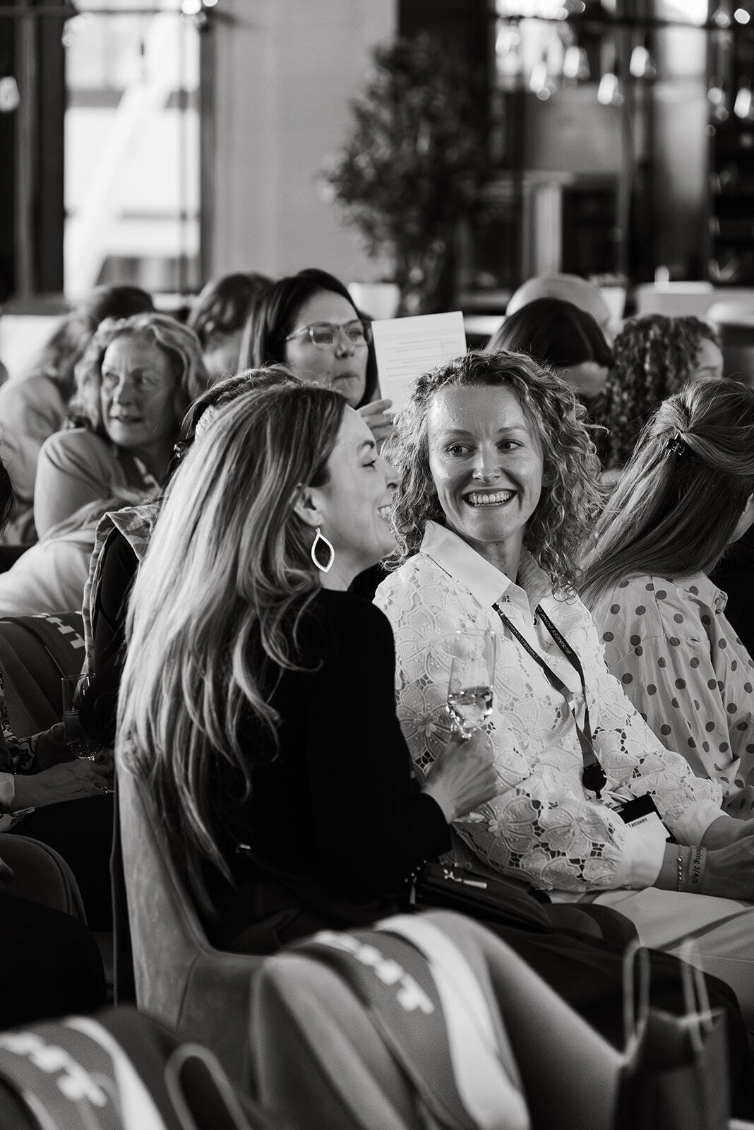 Lachende vrouwen in het publiek.