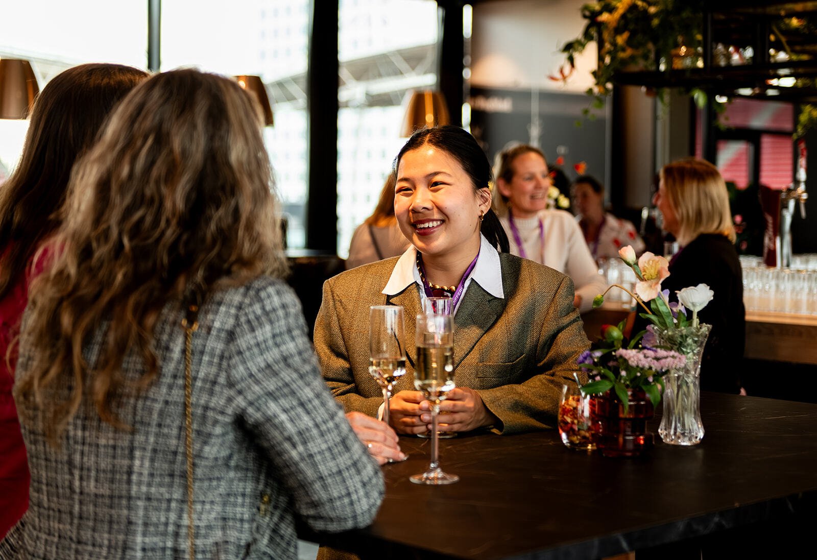 Vrouwen praten op borrel.