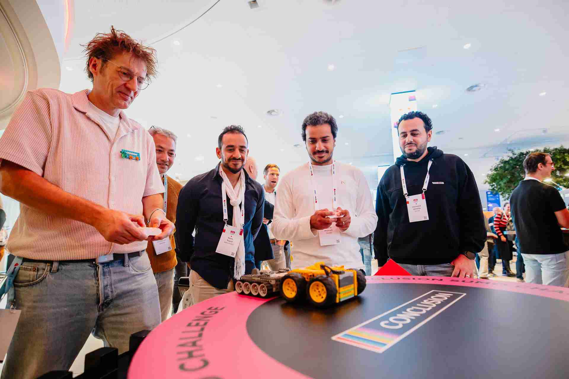 Mannen spelen met lego.