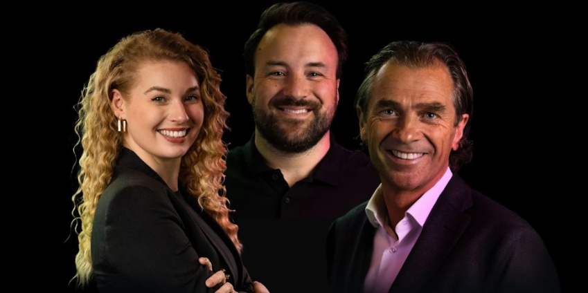 Vrouw en twee mannen kjiken lachend in camera.