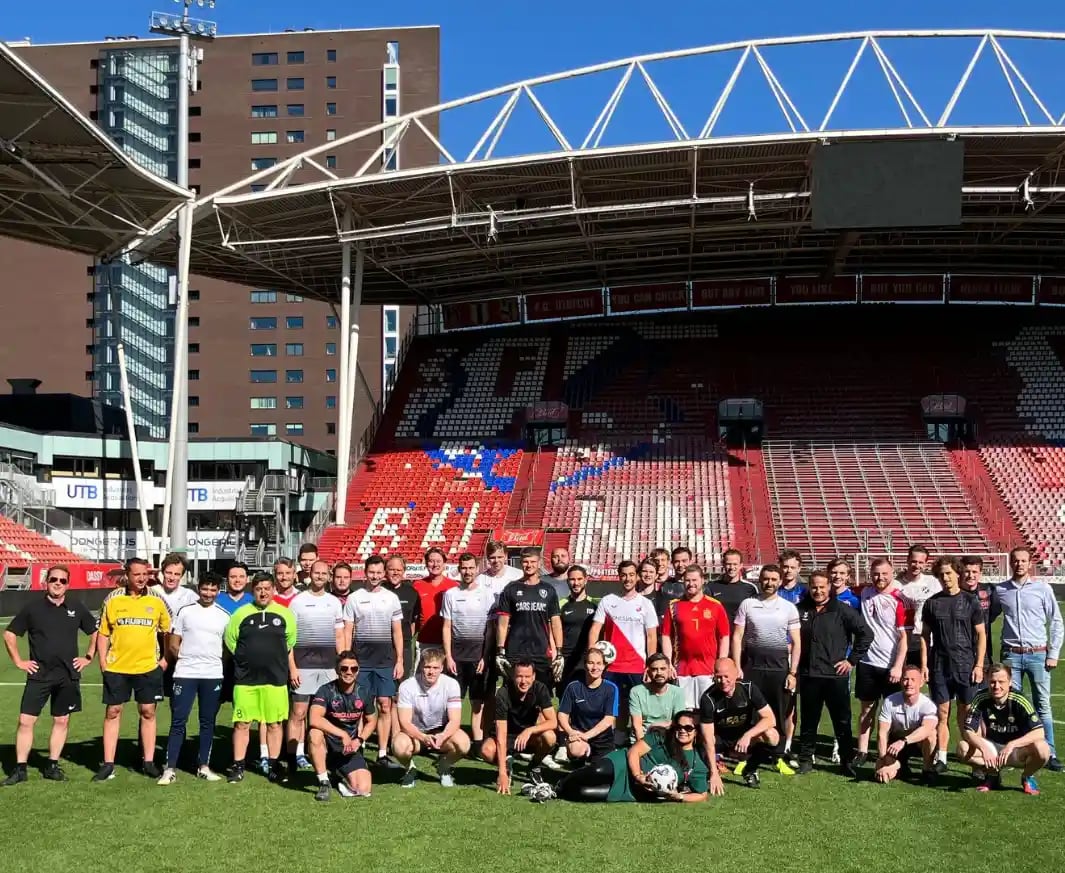 Groep mannen in voetbalkleding op veld FC Utrecht.