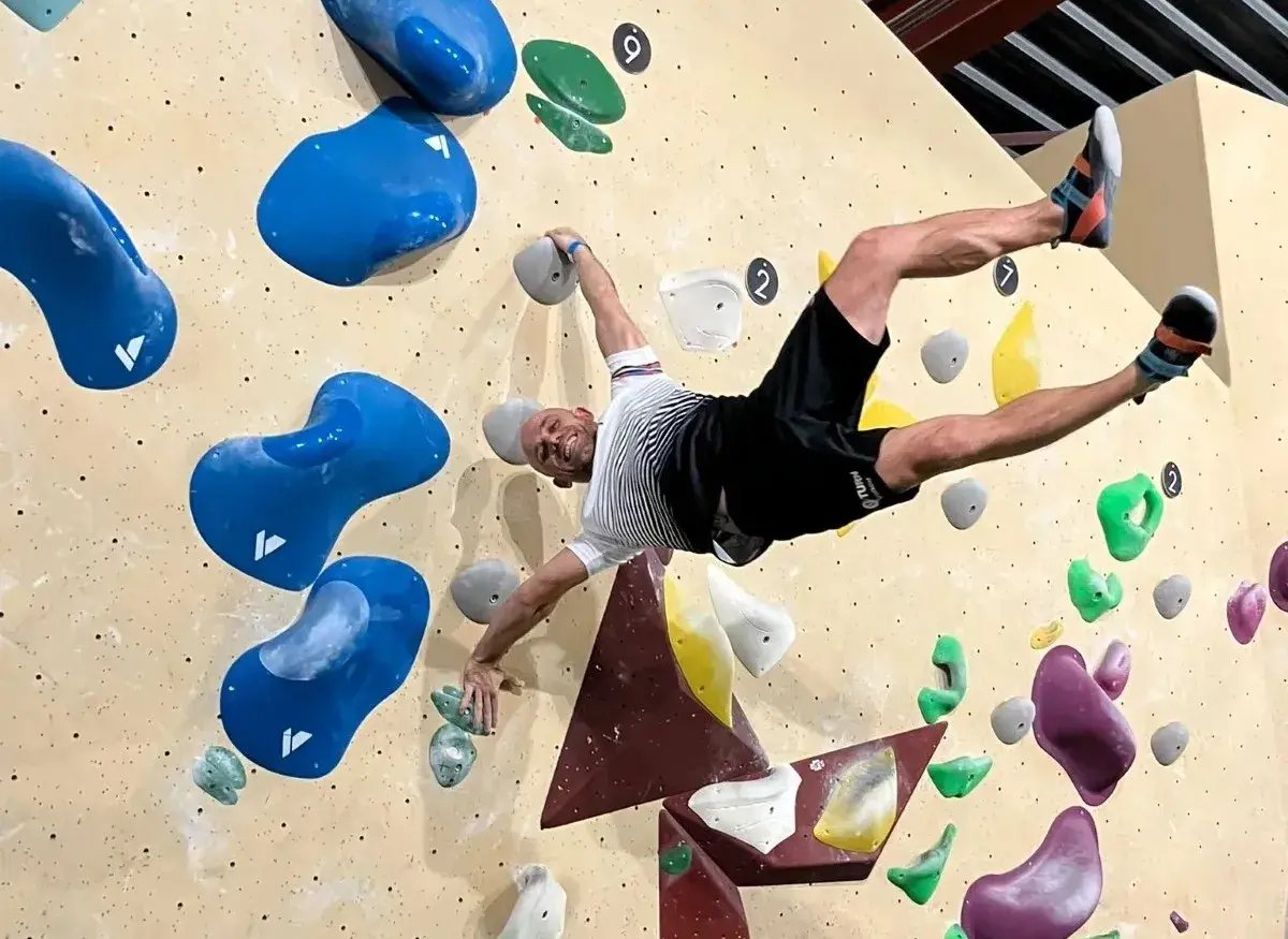 Man is aan het boulderen.